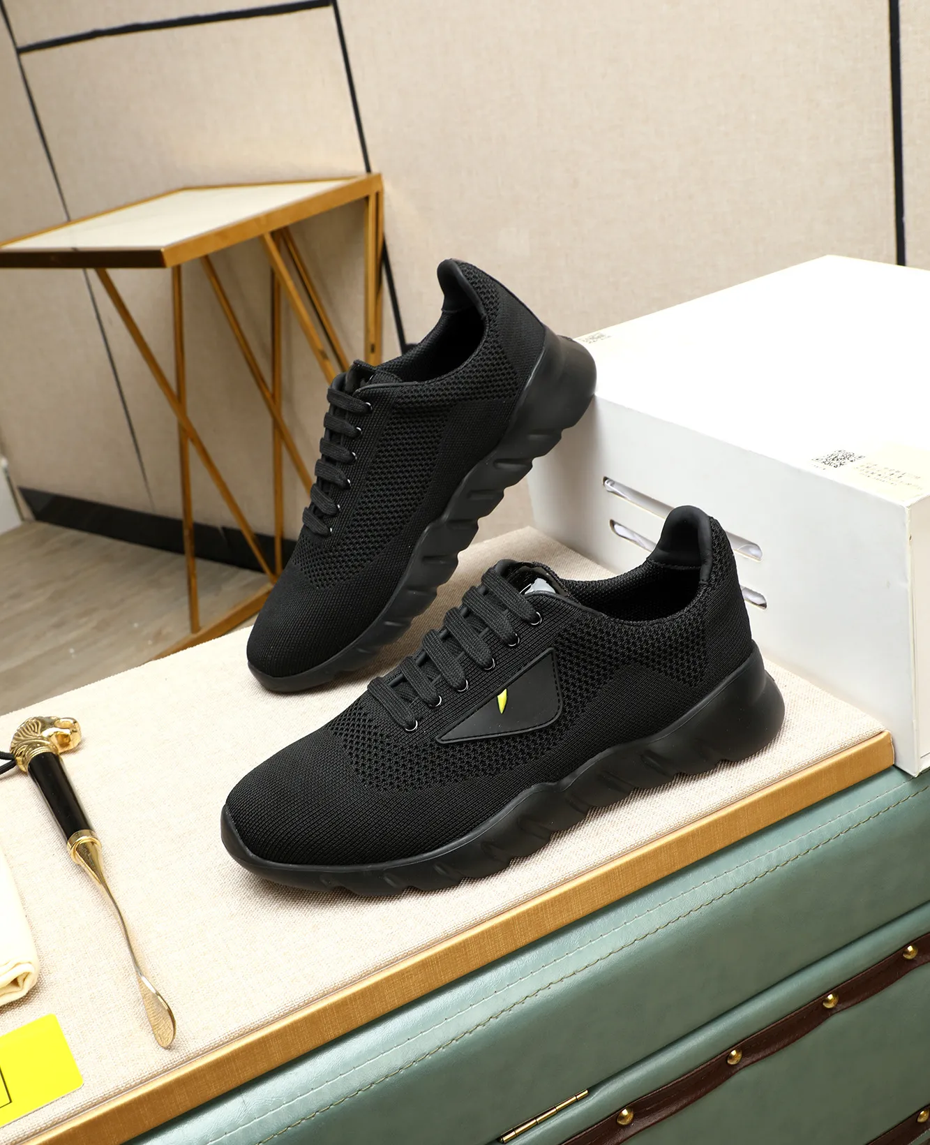 Men's Men's Shoes 💰680 Fendi Fendi's latest Tag series of men's casual mesh sports running shoes, originally purchased and developed, this Tag sports shoe is a one-leg sneaker, made of black high-tech mesh material with gray neoprene details. Oversized FENDI lettering on the side and translucent rubber details. Light and flexible rubber running shoe soles, beautifully packaged at the delivery counter, customized breathable lining, original molded foam rubber outsole, sole thickness: 3.5CM! Size: 39-44 (customized at 38.45.46)